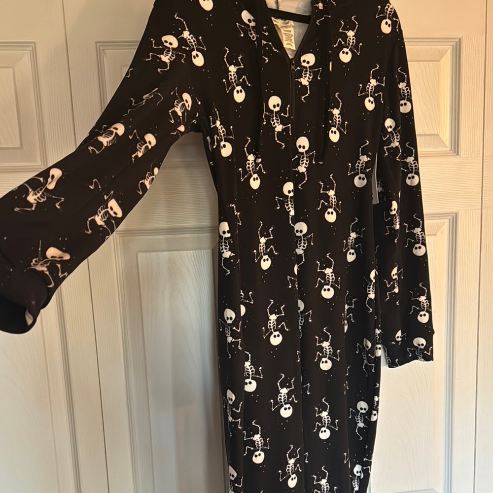 SHOSHO ONSIE LOUNGEWEAR / PAJAMA Black and White Skull Print 1/4 zip - Picture 4 of 11